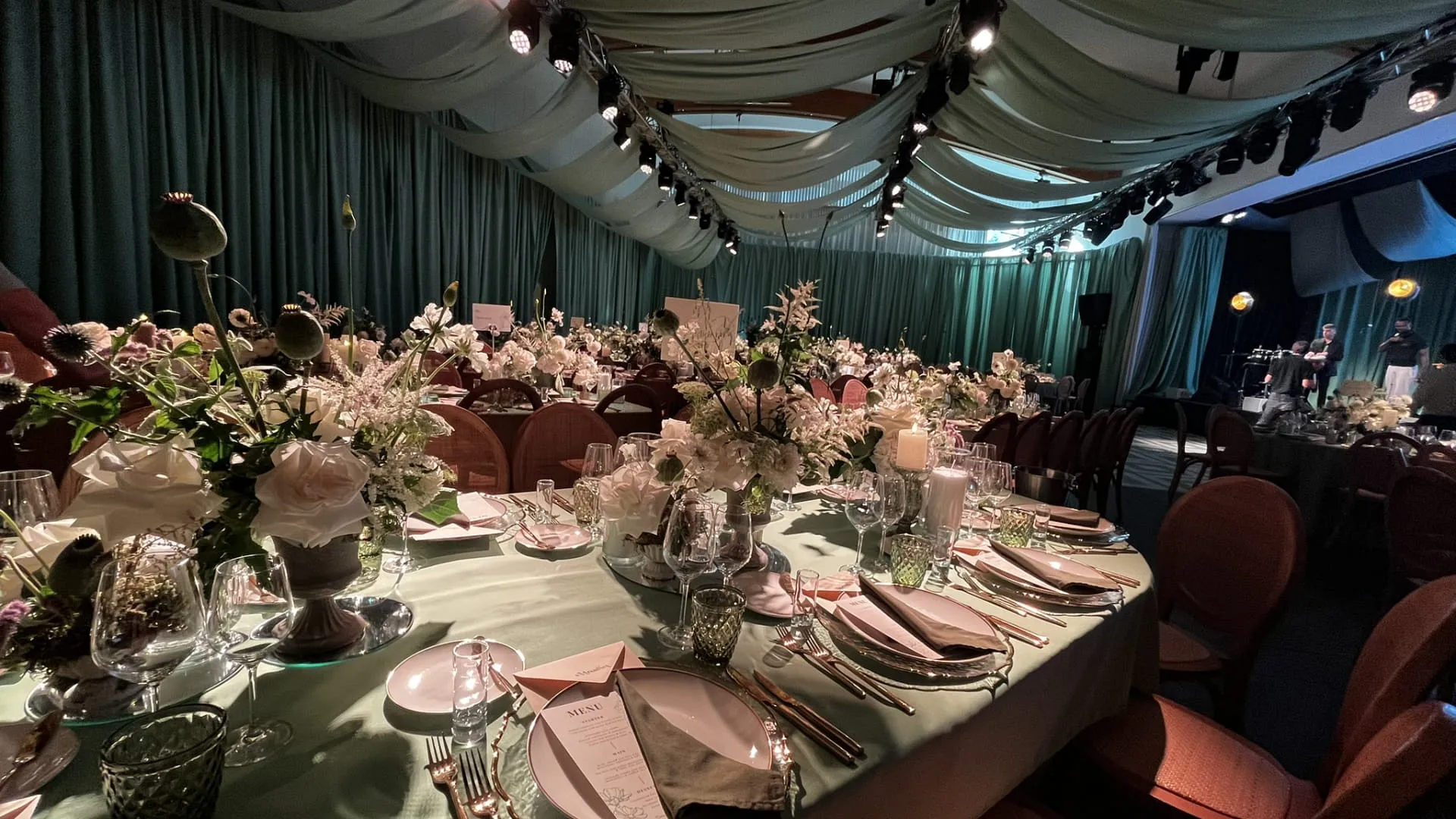 Elegante Tischdekoration mit Blumen und Gläsern