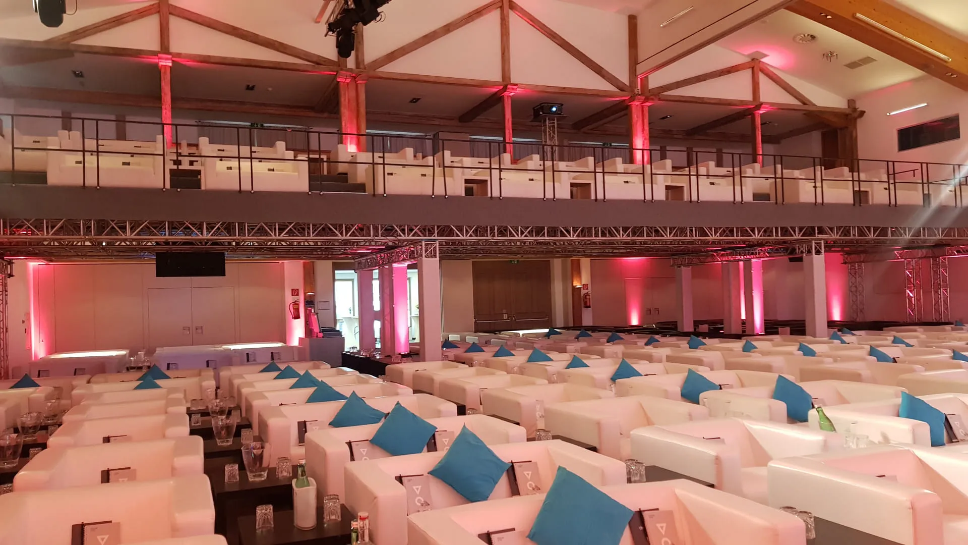 Konferenzraum Palladium mit weißen Sofas beim Immobilienkongress
