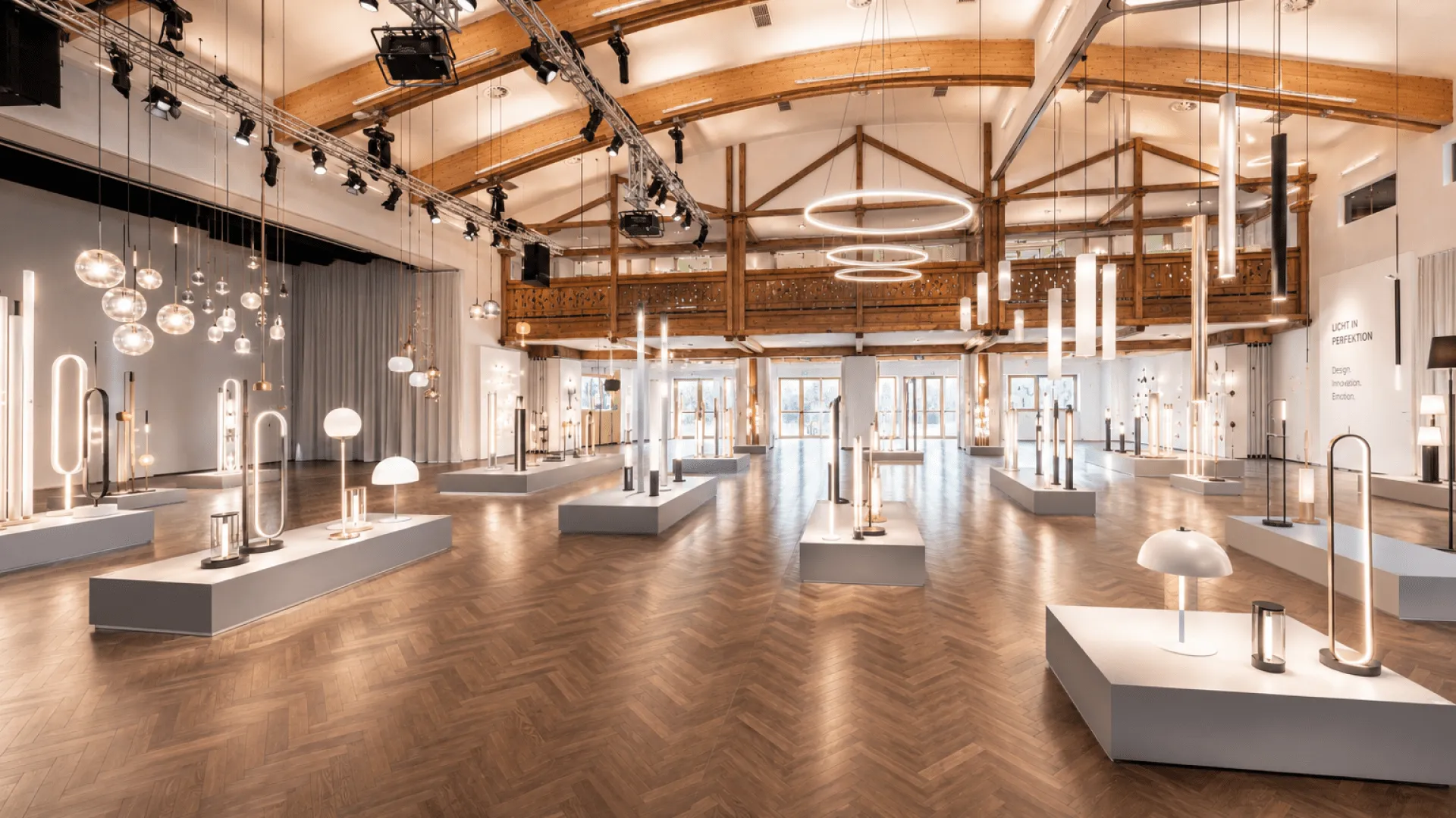 Moderne Designerleuchten in einer stilvollen Ausstellung.