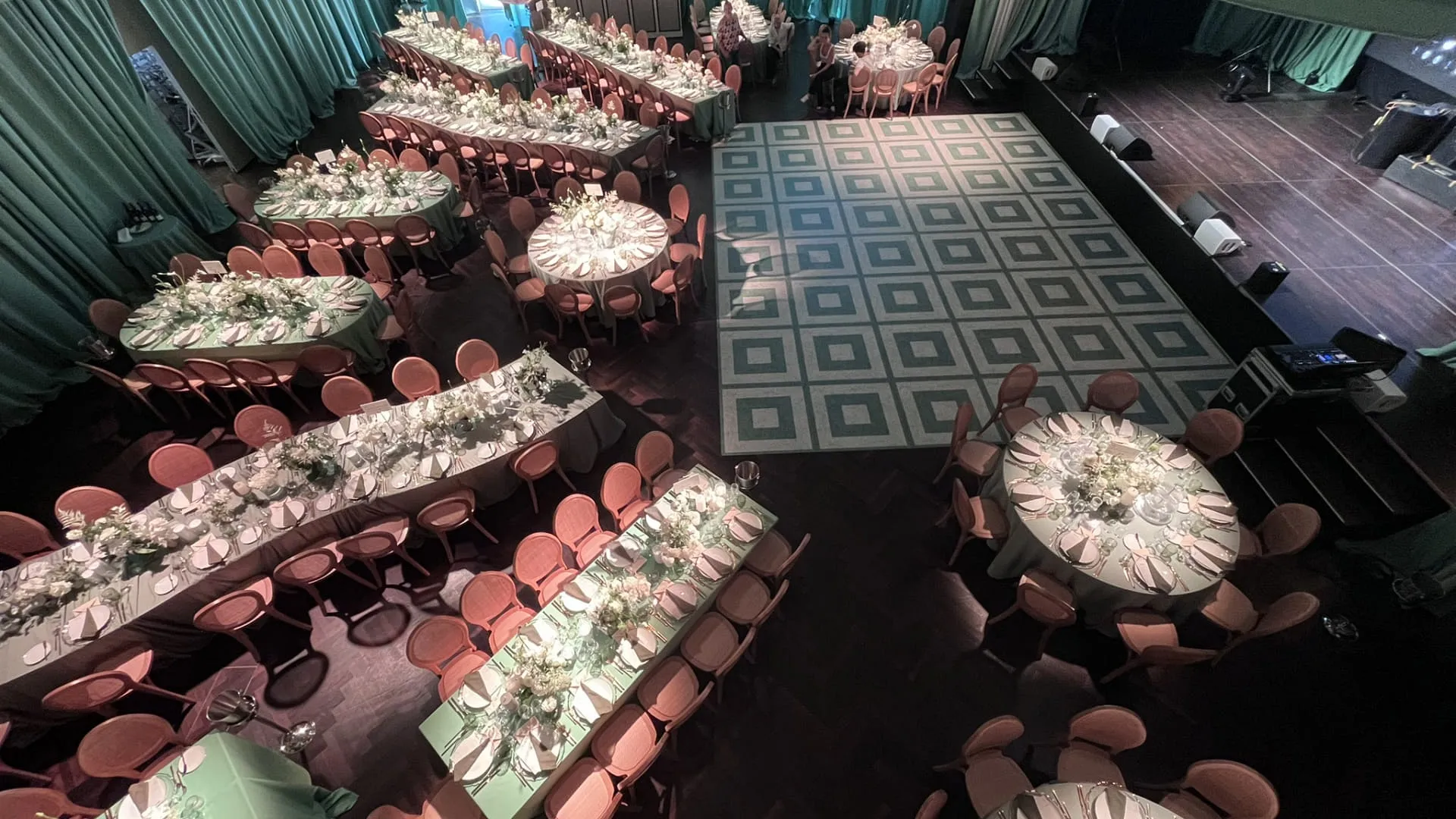 Elegante Veranstaltung mit Tischen und Blumendekorationen