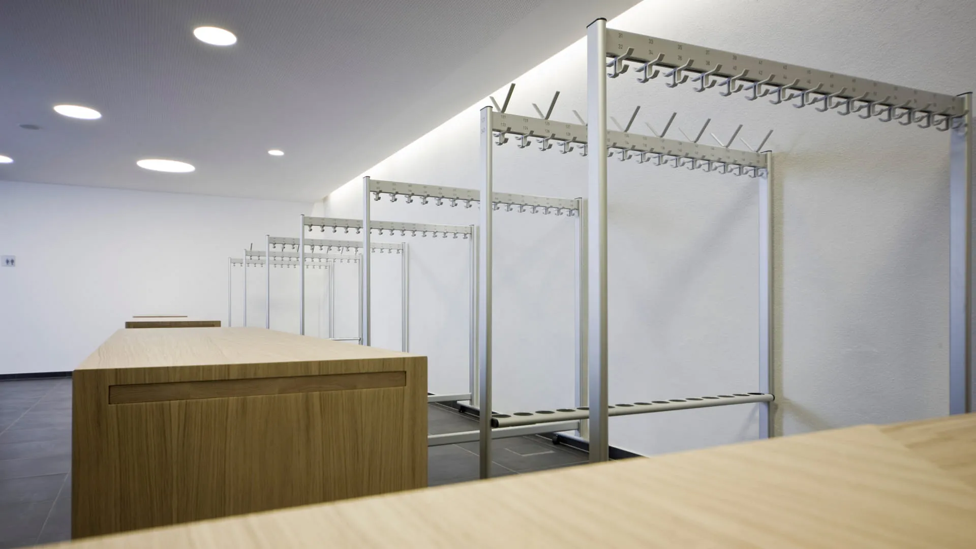 Moderne Garderobe mit Holz- und Metallkleiderständern