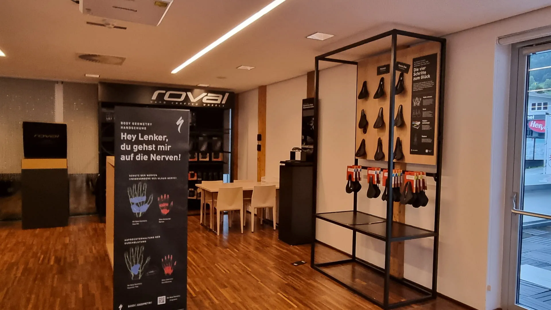 Ein Innenraum mit Verkaufsflächen und Sportartikelregal