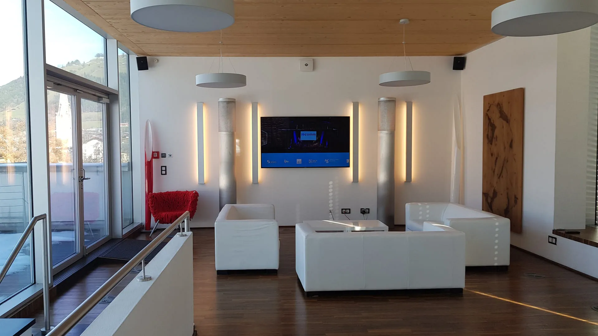 Moderne Lounge mit weißen Möbeln und Fernseher