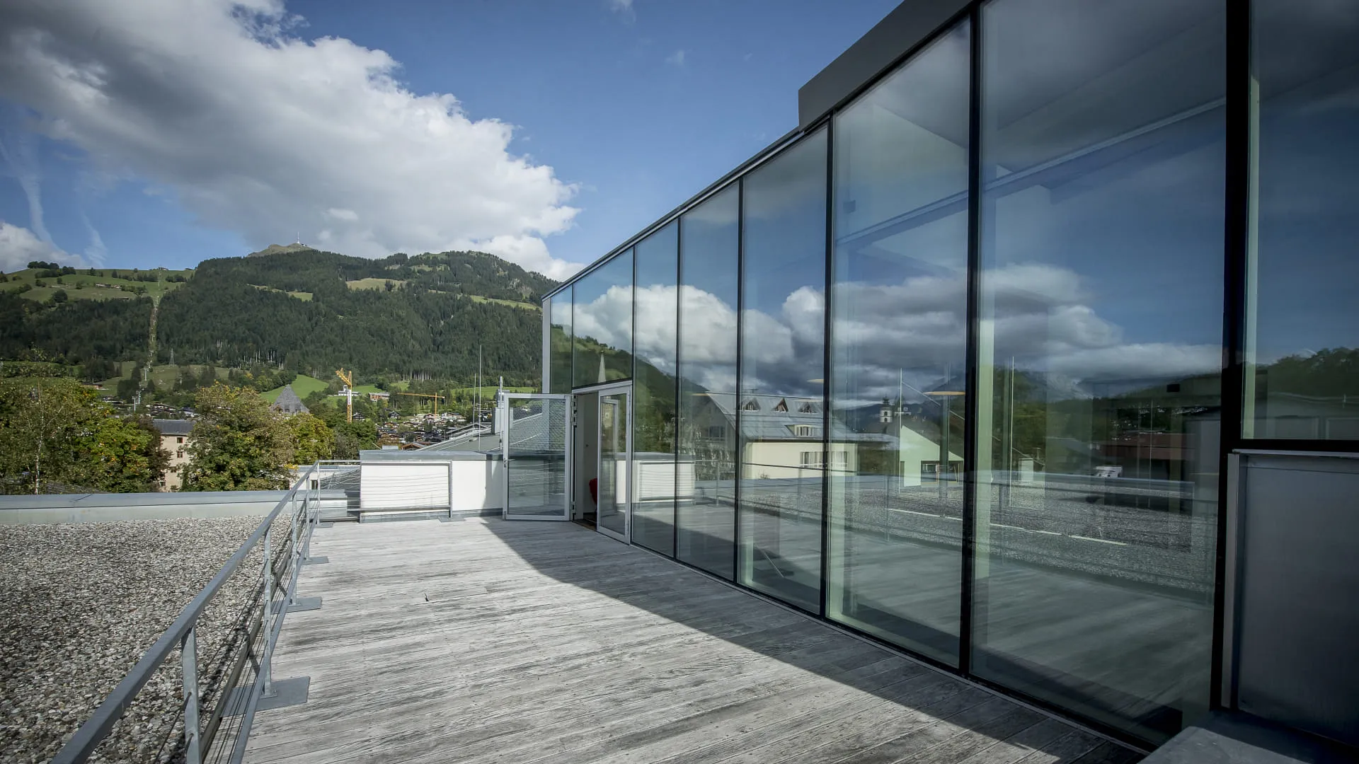 Terrasse mit Blick auf die Berge und moderne Architektur