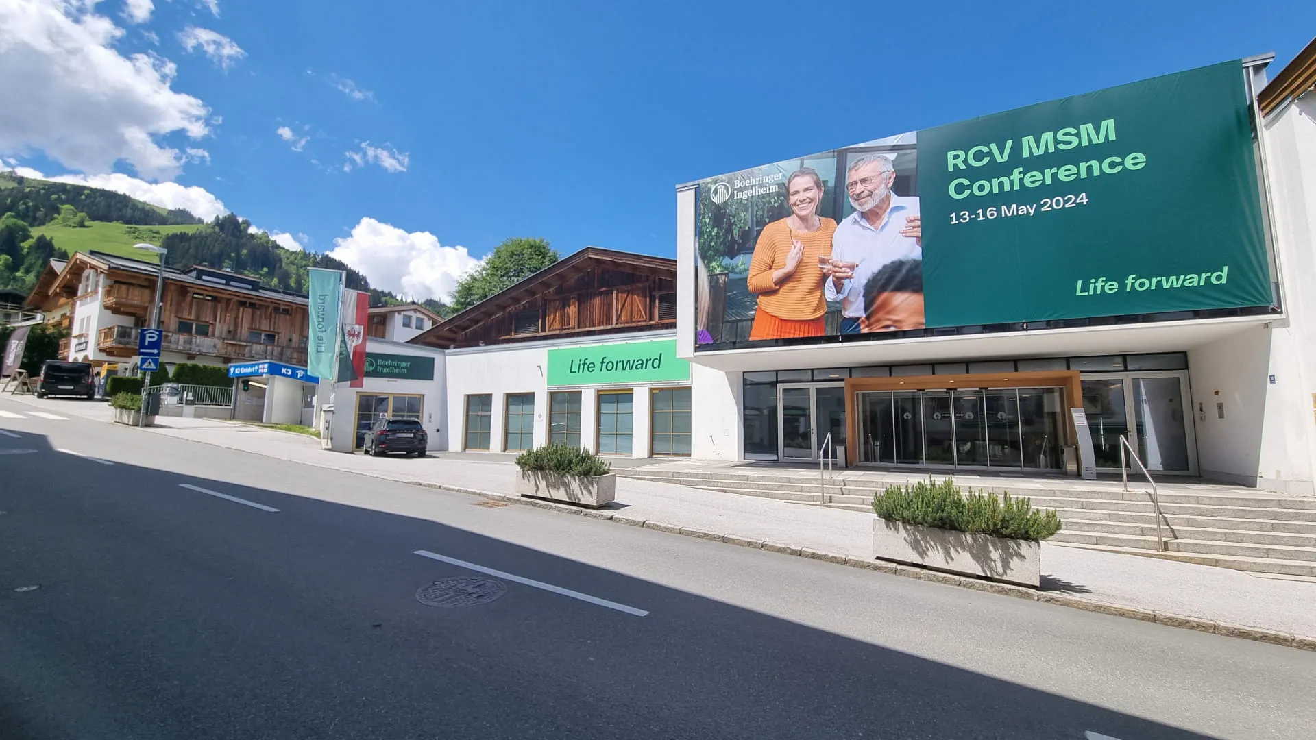 Straßenansicht mit Konferenzbanner und Gebäuden